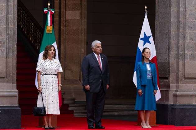 News Bilder des Tages July 15, 2026, Mexico City, Mexico: The President of Mexico, CLAUDIA SHEINBAUM PARDO, welcomed the President of Panama, JOSo° RAoÅ¡L MULINO QUINTERO, accompanied by his wife, MARICEL COHEN, at the National Palace, where the two leaders held a bilateral meeting before issuing a joint statement to the media during Mulinos official visit to Mexico. Mexico City Mexico - ZUMAl178 20260715_znp_l178_010 Copyright: xCristianxLeyvax