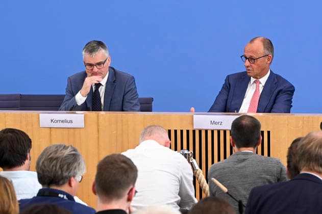 ABB BPK- Stefan Kornelius Pressesprecher Joachim - Friedrich Martin Josef Merz Bundeskanzler der Bundesrepublik Deutschland Bundesvorsitzender der CDU Politiker spricht ueber Aktuelle Themen der Innen- und Außenpolitik auf der BPK Bundespressekonferenz am 15.07.2026 in Berlin Berlin Deutschland *** ABB BPK Stefan Kornelius, Press Secretary Joachim Friedrich, Martin Josef Merz, Chancellor of the Federal Republic of Germany, Federal Chairman of the CDU; politician speaks on current domestic and foreign policy issues at the BPK Federal Press Conference on July 15, 2026, in Berlin, Germany