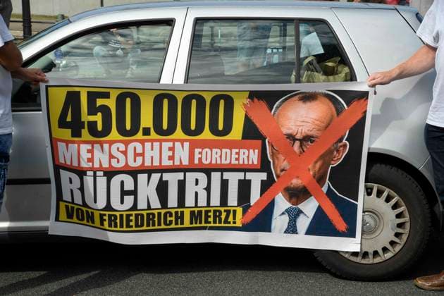 News Themen der Woche KW29 News Bilder des Tages ABB BPK- Demonstranten mit Unterschriften und Transparent mit der Aufschrift Aufschrift 450 000 Menschen fordern Ruecktritt von Friedrich Marz vor dem Kanzleramt am 15.07.2026 in Berlin Berlin Deutschland *** ABB BPK protesters with petitions and a banner reading 450,000 people demand Friedrich Marz s resignation in front of the Chancellery on July 15, 2026, in Berlin, Germany