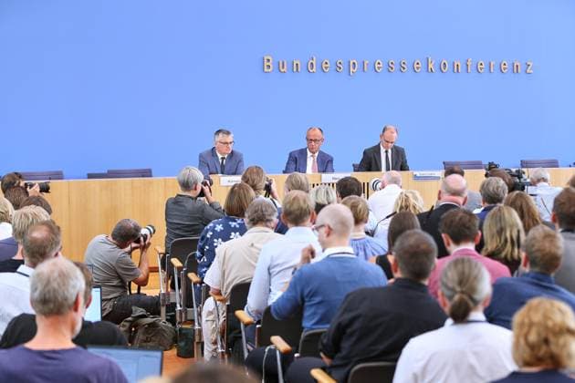 Berlin, Deutschland, 15.07.2026: Haus der Bundespressekonferenz: Sommerpresskonferenz: Bundeskanzler Friedrich Merz (CDU) vor Journalisten, links Regierungssprecher Stefan Kornelius, rechts Tim Szent-Iványi vom RND, der die Pressekonferenz leitet *** Berlin, Germany, July 15, 2026, Federal Press Conference Center: Summer press conference with Federal Chancellor Friedrich Merz (CDU) in front of journalists; on the left is Government Spokesperson Stefan Kornelius; on the right is Tim Szent Iványi of the RND, who is chairing the press conference Copyright: xdtsxNachrichtenagenturx dts_127759