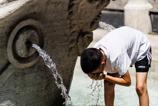 July 15, 2026, Rome, Italia, Italy: Tourists and Romans seek refreshment during the heatwave at Piazza di Spagna, Rome, July 15, 2026. Rome Italy  - ZUMAa289 20260715_zia_a289_228 Copyright: xFrancescoxFotiax xAgfx