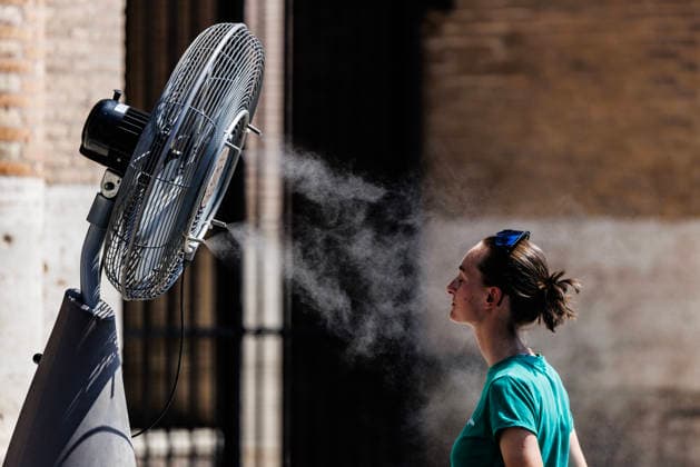 News Bilder des Tages July 15, 2026, Rome, Italia, Italy: Tourists and Romans seek relief during the heatwave at the Colosseum, Rome, July 15, 2026. Rome Italy  - ZUMAa289 20260715_zia_a289_232 Copyright: xFrancescoxFotiax xAgfx