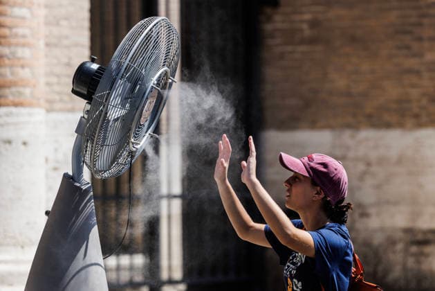 July 15, 2026, Rome, Italia, Italy: Tourists and Romans seek relief during the heatwave at the Colosseum, Rome, July 15, 2026. Rome Italy  - ZUMAa289 20260715_zia_a289_233 Copyright: xFrancescoxFotiax xAgfx