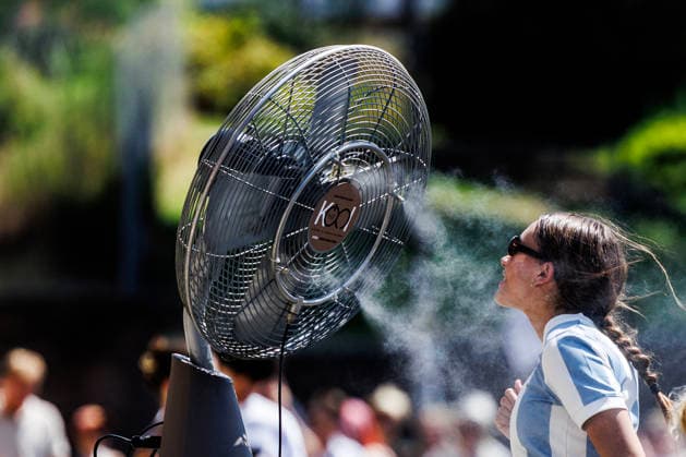 July 15, 2026, Rome, Italia, Italy: Tourists and Romans seek relief during the heatwave at the Colosseum, Rome, July 15, 2026. Rome Italy  - ZUMAa289 20260715_zia_a289_234 Copyright: xFrancescoxFotiax xAgfx