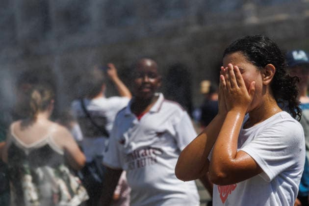 July 15, 2026, Rome, Italia, Italy: Tourists and Romans seek relief during the heatwave at the Colosseum, Rome, July 15, 2026. Rome Italy  - ZUMAa289 20260715_zia_a289_236 Copyright: xFrancescoxFotiax xAgfx