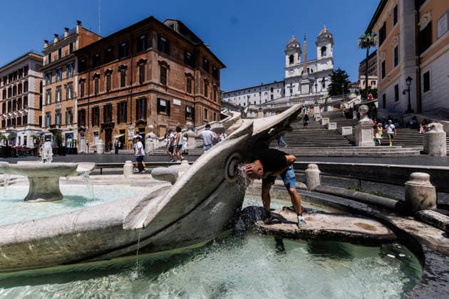 July 15, 2026, Rome, Italia, Italy: Tourists and Romans seek refreshment during the heatwave at Piazza di Spagna, Rome, July 15, 2026. Rome Italy  - ZUMAa289 20260715_zia_a289_241 Copyright: xFrancescoxFotiax xAgfx