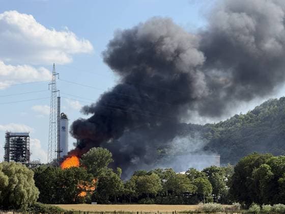 EILMELDUNG BP-Werk Gelsenkirchen- Massiver Brand 7aIMG: 0566084 EILMELDUNG BP-Werk Gelsenkirchen- Massiver BrandNordrhein-Westfalen, Gelsenkirchen *** BREAKING NEWS: BP Plant in Gelsenkirchen—Major Fire 7aIMG 0566084 BREAKING NEWS: BP Plant in Gelsenkirchen—Major Fire North Rhine-Westphalia, Gelsenkirchen Copyright: 7aktuell.dex xMarcxGruber 0566084 20260715_7a_express_20260715_4290_566084