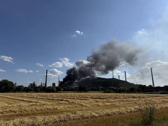 EILMELDUNG BP-Werk Gelsenkirchen- Massiver Brand 7aIMG: 0566085 EILMELDUNG BP-Werk Gelsenkirchen- Massiver BrandNordrhein-Westfalen, Gelsenkirchen *** BREAKING NEWS: BP Plant in Gelsenkirchen—Major Fire 7aIMG 0566085 BREAKING NEWS: BP Plant in Gelsenkirchen—Major Fire North Rhine-Westphalia, Gelsenkirchen Copyright: 7aktuell.dex xMarcxGruber 0566085 20260715_7a_express_20260715_4290_566085
