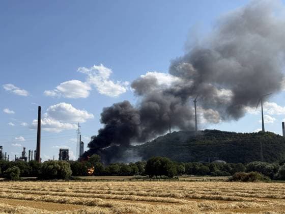 EILMELDUNG BP-Werk Gelsenkirchen- Massiver Brand 7aIMG: 0566087 EILMELDUNG BP-Werk Gelsenkirchen- Massiver BrandNordrhein-Westfalen, Gelsenkirchen *** BREAKING NEWS: BP Plant in Gelsenkirchen—Major Fire 7aIMG 0566087 BREAKING NEWS: BP Plant in Gelsenkirchen—Major Fire North Rhine-Westphalia, Gelsenkirchen Copyright: 7aktuell.dex xMarcxGruber 0566087 20260715_7a_express_20260715_4290_566087