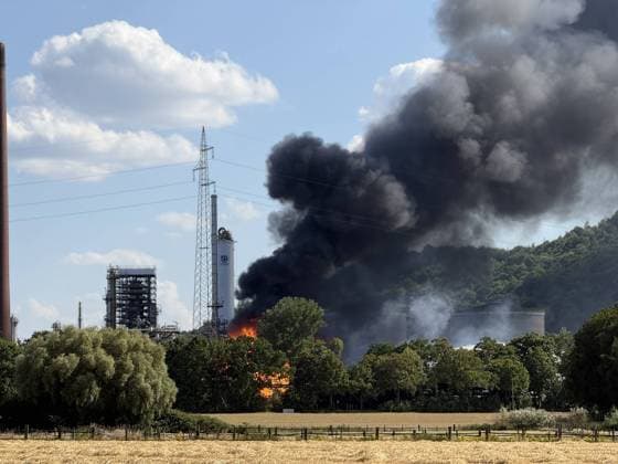 EILMELDUNG BP-Werk Gelsenkirchen- Massiver Brand 7aIMG: 0566088 EILMELDUNG BP-Werk Gelsenkirchen- Massiver BrandNordrhein-Westfalen, Gelsenkirchen *** BREAKING NEWS: BP Plant in Gelsenkirchen—Major Fire 7aIMG 0566088 BREAKING NEWS: BP Plant in Gelsenkirchen—Major Fire North Rhine-Westphalia, Gelsenkirchen Copyright: 7aktuell.dex xMarcxGruber 0566088 20260715_7a_express_20260715_4290_566088