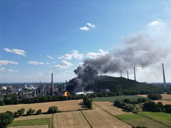 Massiver Brand in BP-Werk Gelsenkirchen 7aIMG: 0566089 EILMELDUNG BP-Werk Gelsenkirchen- Massiver BrandNordrhein-Westfalen, Gelsenkirchen, Deutschland *** Major Fire at BP Plant in Gelsenkirchen 7aIMG 0566089 BREAKING NEWS: BP Plant in Gelsenkirchen Major Fire North Rhine-Westphalia, Gelsenkirchen, Germany Copyright: 7aktuell.dex xMarcxGruber 0566089 20260715_7a_express_20260715_4290_566089