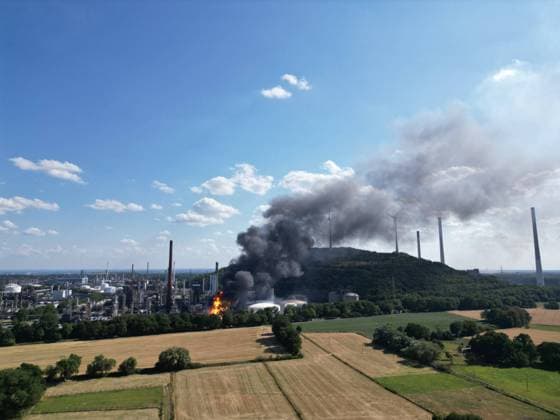 Massiver Brand in BP-Werk Gelsenkirchen 7aIMG: 0566090 EILMELDUNG BP-Werk Gelsenkirchen- Massiver BrandNordrhein-Westfalen, Gelsenkirchen, Deutschland *** Major Fire at BP Plant in Gelsenkirchen 7aIMG 0566090 BREAKING NEWS: BP Plant in Gelsenkirchen Major Fire North Rhine-Westphalia, Gelsenkirchen, Germany Copyright: 7aktuell.dex xMarcxGruber 0566090 20260715_7a_express_20260715_4290_566090