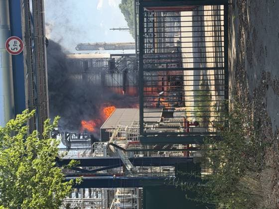 Brand bei Ruhr Oel in Gelsenkirchen-Scholven: Polizei und Feuerwehr im Großeinsatz 7aIMG: 0566092 Brand bei Ruhr Oel in Gelsenkirchen-Scholven: Polizei und Feuerwehr im GroßeinsatzNordrhein-Westfalen, Gelsenkirchen, Deutschland *** Fire at Ruhr Oel in Gelsenkirchen-Scholven; Police and Fire Department Launch Major Response 7aIMG 0566092 Fire at Ruhr Oel in Gelsenkirchen-Scholven; Police and Fire Department Launch Major Response North Rhine-Westphalia, Gelsenkirchen, Germany Copyright: 7aktuell.dex xMarcxGruber 0566092 20260715_7a_express_20260715_4290_566092