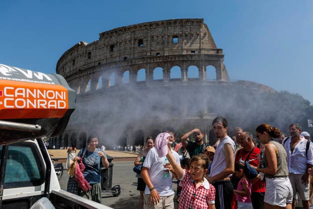 July 15, 2026, Rome, Italia, Italy: Tourists and Romans seek relief during the heatwave at the Colosseum, Rome, July 15, 2026. Rome Italy  - ZUMAa289 20260715_zia_a289_246 Copyright: xFrancescoxFotiax xAgfx