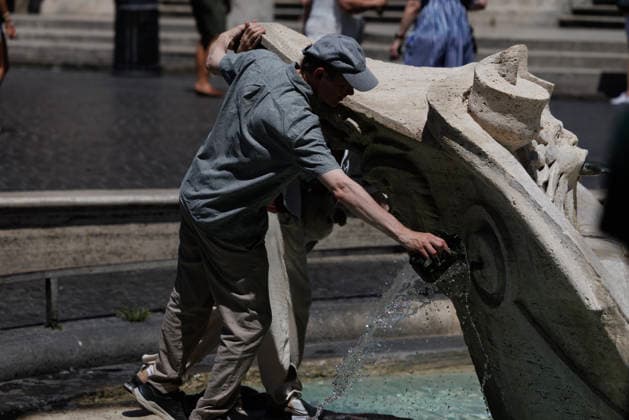 July 15, 2026, Rome, Italia, Italy: Tourists and Romans seek refreshment during the heatwave at Piazza di Spagna, Rome, July 15, 2026. Rome Italy  - ZUMAa289 20260715_zia_a289_249 Copyright: xFrancescoxFotiax xAgfx
