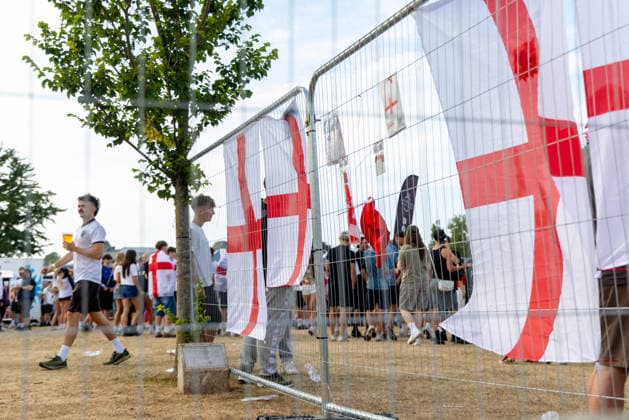 Public Viewing England - Argentinien in Torquay Torquay, England- 15.7.2026: Fußballfans aus Torquay bereiten sich bei einem Public Viewing am Hafen von Torquay auf das Fussballspiel England gegen Argentinien bei der WM 2026 heute abend vor. England steht im Halbfinale der Weltmeisterschaft 2026 gegen Argentinien und kann zum zweiten Mal in seiner Geschichte nach 1966 Weltmeister im Männerfußball werden England