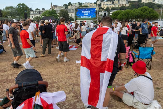 Public Viewing England - Argentinien in Torquay Torquay, England- 15.7.2026: Fußballfans aus Torquay bereiten sich bei einem Public Viewing am Hafen von Torquay auf das Fussballspiel England gegen Argentinien bei der WM 2026 heute abend vor. England steht im Halbfinale der Weltmeisterschaft 2026 gegen Argentinien und kann zum zweiten Mal in seiner Geschichte nach 1966 Weltmeister im Männerfußball werden England