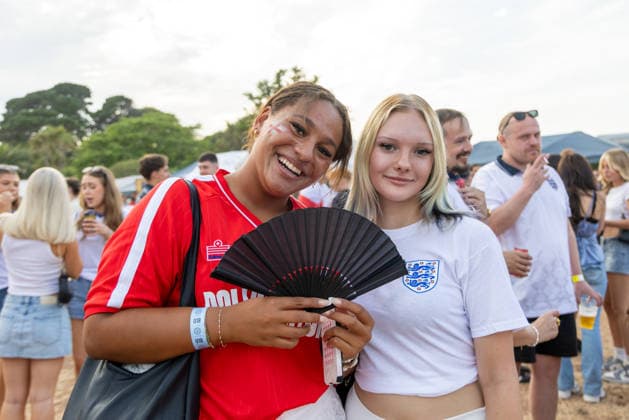 Public Viewing England - Argentinien in Torquay Torquay, England- 15.7.2026: Fußballfans aus Torquay bereiten sich bei einem Public Viewing am Hafen von Torquay auf das Fussballspiel England gegen Argentinien bei der WM 2026 heute abend vor. England steht im Halbfinale der Weltmeisterschaft 2026 gegen Argentinien und kann zum zweiten Mal in seiner Geschichte nach 1966 Weltmeister im Männerfußball werden England