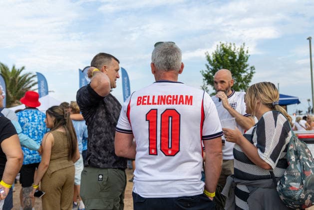 Public Viewing England - Argentinien in Torquay Torquay, England- 15.7.2026: Fußballfans aus Torquay bereiten sich bei einem Public Viewing am Hafen von Torquay auf das Fussballspiel England gegen Argentinien bei der WM 2026 heute abend vor. England steht im Halbfinale der Weltmeisterschaft 2026 gegen Argentinien und kann zum zweiten Mal in seiner Geschichte nach 1966 Weltmeister im Männerfußball werden England