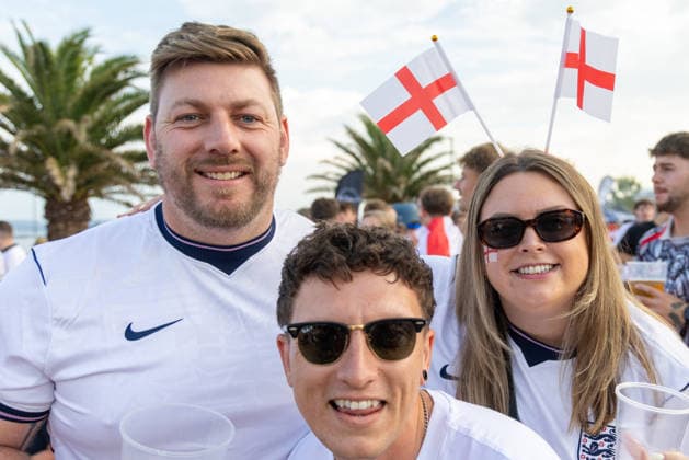 Public Viewing England - Argentinien in Torquay Torquay, England- 15.7.2026: Fußballfans aus Torquay bereiten sich bei einem Public Viewing am Hafen von Torquay auf das Fussballspiel England gegen Argentinien bei der WM 2026 heute abend vor. England steht im Halbfinale der Weltmeisterschaft 2026 gegen Argentinien und kann zum zweiten Mal in seiner Geschichte nach 1966 Weltmeister im Männerfußball werden England
