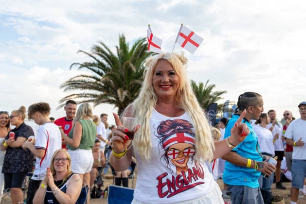 Public Viewing England - Argentinien in Torquay Torquay, England- 15.7.2026: Fußballfans aus Torquay bereiten sich bei einem Public Viewing am Hafen von Torquay auf das Fussballspiel England gegen Argentinien bei der WM 2026 heute abend vor. England steht im Halbfinale der Weltmeisterschaft 2026 gegen Argentinien und kann zum zweiten Mal in seiner Geschichte nach 1966 Weltmeister im Männerfußball werden England
