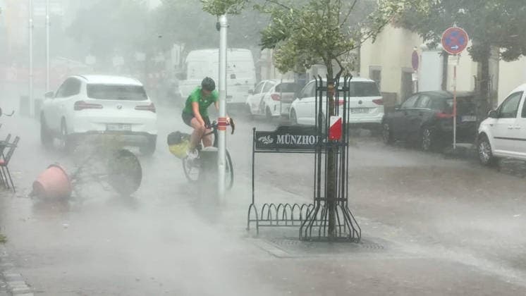 News Bilder des Tages Eine schwere Unwetterfront ist gegen 16:30 Uhr über den Bodensee hinweg gezogen. Eine sogenannte Superzelle zog über den Bodensee auf und mit voller Orkanstärke über Langenargen hinweg. Aus der Luft sieht man den bedrohlichen Unwetteraufzug. Die Sturmleuchten an den Häfen leuchteten schon frühzeitig. Die Superzelle brachte in Langenargen schweren Sturm bis hin zu Orkanböen. Radfahrer konnten noch gerade so Schutz unter Vordächern suchen und befanden sich in Lebensgefahr. Der Orkan peitschte durch die Gassen. Biertische und Stühle flogen durch die Gegend. Mitarbeiter eines Restaurants versuchten ihre Sonnenschirme mitten im Orkan zu sichern, Lebensgefahr! Bäume krachten um. Im Schlosspark finden diese Woche die Festspiele Langenarg