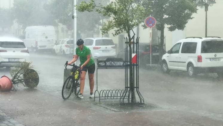 Eine schwere Unwetterfront ist gegen 16:30 Uhr über den Bodensee hinweg gezogen. Eine sogenannte Superzelle zog über den Bodensee auf und mit voller Orkanstärke über Langenargen hinweg. Aus der Luft sieht man den bedrohlichen Unwetteraufzug. Die Sturmleuchten an den Häfen leuchteten schon frühzeitig. Die Superzelle brachte in Langenargen schweren Sturm bis hin zu Orkanböen. Radfahrer konnten noch gerade so Schutz unter Vordächern suchen und befanden sich in Lebensgefahr. Der Orkan peitschte durch die Gassen. Biertische und Stühle flogen durch die Gegend. Mitarbeiter eines Restaurants versuchten ihre Sonnenschirme mitten im Orkan zu sichern, Lebensgefahr! Bäume krachten um. Im Schlosspark finden diese Woche die Festspiele Langenarg