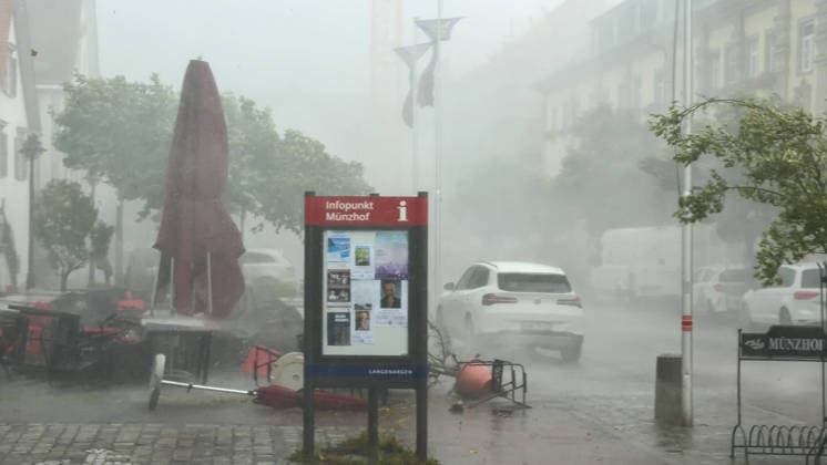 Eine schwere Unwetterfront ist gegen 16:30 Uhr über den Bodensee hinweg gezogen. Eine sogenannte Superzelle zog über den Bodensee auf und mit voller Orkanstärke über Langenargen hinweg. Aus der Luft sieht man den bedrohlichen Unwetteraufzug. Die Sturmleuchten an den Häfen leuchteten schon frühzeitig. Die Superzelle brachte in Langenargen schweren Sturm bis hin zu Orkanböen. Radfahrer konnten noch gerade so Schutz unter Vordächern suchen und befanden sich in Lebensgefahr. Der Orkan peitschte durch die Gassen. Biertische und Stühle flogen durch die Gegend. Mitarbeiter eines Restaurants versuchten ihre Sonnenschirme mitten im Orkan zu sichern, Lebensgefahr! Bäume krachten um. Im Schlosspark finden diese Woche die Festspiele Langenarg