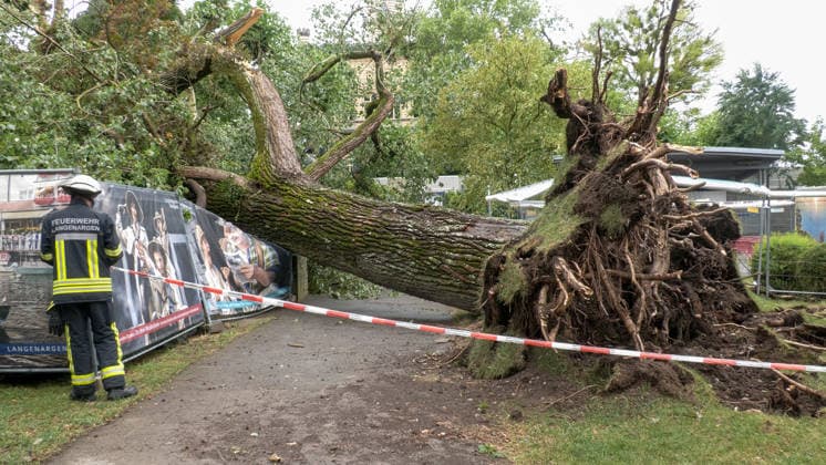 Eine schwere Unwetterfront ist gegen 16:30 Uhr über den Bodensee hinweg gezogen. Eine sogenannte Superzelle zog über den Bodensee auf und mit voller Orkanstärke über Langenargen hinweg. Aus der Luft sieht man den bedrohlichen Unwetteraufzug. Die Sturmleuchten an den Häfen leuchteten schon frühzeitig. Die Superzelle brachte in Langenargen schweren Sturm bis hin zu Orkanböen. Radfahrer konnten noch gerade so Schutz unter Vordächern suchen und befanden sich in Lebensgefahr. Der Orkan peitschte durch die Gassen. Biertische und Stühle flogen durch die Gegend. Mitarbeiter eines Restaurants versuchten ihre Sonnenschirme mitten im Orkan zu sichern, Lebensgefahr! Bäume krachten um. Im Schlosspark finden diese Woche die Festspiele Langenarg