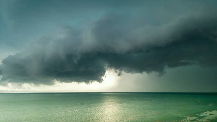 Eine schwere Unwetterfront ist gegen 16:30 Uhr über den Bodensee hinweg gezogen. Eine sogenannte Superzelle zog über den Bodensee auf und mit voller Orkanstärke über Langenargen hinweg. Aus der Luft sieht man den bedrohlichen Unwetteraufzug. Die Sturmleuchten an den Häfen leuchteten schon frühzeitig. Die Superzelle brachte in Langenargen schweren Sturm bis hin zu Orkanböen. Radfahrer konnten noch gerade so Schutz unter Vordächern suchen und befanden sich in Lebensgefahr. Der Orkan peitschte durch die Gassen. Biertische und Stühle flogen durch die Gegend. Mitarbeiter eines Restaurants versuchten ihre Sonnenschirme mitten im Orkan zu sichern, Lebensgefahr! Bäume krachten um. Im Schlosspark finden diese Woche die Festspiele Langenarg