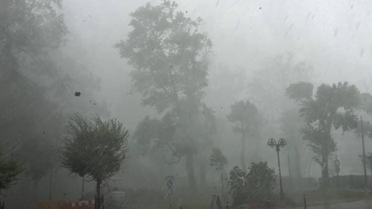 Eine schwere Unwetterfront ist gegen 16:30 Uhr über den Bodensee hinweg gezogen. Eine sogenannte Superzelle zog über den Bodensee auf und mit voller Orkanstärke über Langenargen hinweg. Aus der Luft sieht man den bedrohlichen Unwetteraufzug. Die Sturmleuchten an den Häfen leuchteten schon frühzeitig. Die Superzelle brachte in Langenargen schweren Sturm bis hin zu Orkanböen. Radfahrer konnten noch gerade so Schutz unter Vordächern suchen und befanden sich in Lebensgefahr. Der Orkan peitschte durch die Gassen. Biertische und Stühle flogen durch die Gegend. Mitarbeiter eines Restaurants versuchten ihre Sonnenschirme mitten im Orkan zu sichern, Lebensgefahr! Bäume krachten um. Im Schlosspark finden diese Woche die Festspiele Langenarg