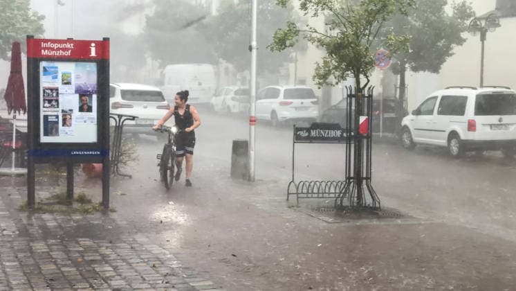 Eine schwere Unwetterfront ist gegen 16:30 Uhr über den Bodensee hinweg gezogen. Eine sogenannte Superzelle zog über den Bodensee auf und mit voller Orkanstärke über Langenargen hinweg. Aus der Luft sieht man den bedrohlichen Unwetteraufzug. Die Sturmleuchten an den Häfen leuchteten schon frühzeitig. Die Superzelle brachte in Langenargen schweren Sturm bis hin zu Orkanböen. Radfahrer konnten noch gerade so Schutz unter Vordächern suchen und befanden sich in Lebensgefahr. Der Orkan peitschte durch die Gassen. Biertische und Stühle flogen durch die Gegend. Mitarbeiter eines Restaurants versuchten ihre Sonnenschirme mitten im Orkan zu sichern, Lebensgefahr! Bäume krachten um. Im Schlosspark finden diese Woche die Festspiele Langenarg