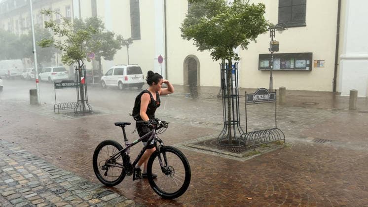 Eine schwere Unwetterfront ist gegen 16:30 Uhr über den Bodensee hinweg gezogen. Eine sogenannte Superzelle zog über den Bodensee auf und mit voller Orkanstärke über Langenargen hinweg. Aus der Luft sieht man den bedrohlichen Unwetteraufzug. Die Sturmleuchten an den Häfen leuchteten schon frühzeitig. Die Superzelle brachte in Langenargen schweren Sturm bis hin zu Orkanböen. Radfahrer konnten noch gerade so Schutz unter Vordächern suchen und befanden sich in Lebensgefahr. Der Orkan peitschte durch die Gassen. Biertische und Stühle flogen durch die Gegend. Mitarbeiter eines Restaurants versuchten ihre Sonnenschirme mitten im Orkan zu sichern, Lebensgefahr! Bäume krachten um. Im Schlosspark finden diese Woche die Festspiele Langenarg