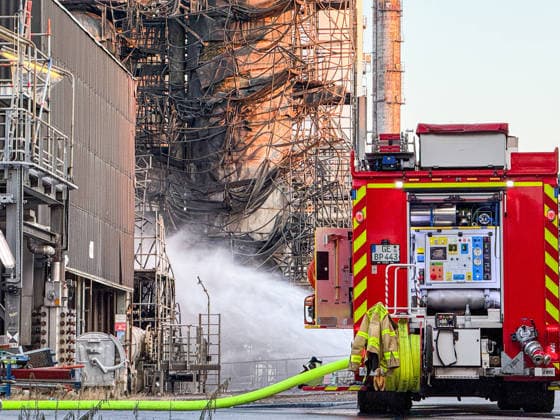 News Bilder des Tages Brand bei Ruhr Oel in Gelsenkirchen-Scholven: Polizei und Feuerwehr im Großeinsatz 7aIMG: 0566118 Brand bei Ruhr Oel in Gelsenkirchen-Scholven: Polizei und Feuerwehr im GroßeinsatzNordrhein-Westfalen, Gelsenkirchen, Deutschland *** Fire at Ruhr Oel in Gelsenkirchen-Scholven; Police and Fire Department Launch Major Response 7aIMG 0566118 Fire at Ruhr Oel in Gelsenkirchen-Scholven; Police and Fire Department Launch Major Response North Rhine-Westphalia, Gelsenkirchen, Germany Copyright: 7aktuell.dex xMarcxGruber 0566118 20260715_7a_express_20260715_4290_566118