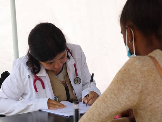 Volunteer Medical Brigades Continue Earthquake Relief Efforts in Venezuela LA GUAIRA, VENEZUELA JULY 15, 2026: Volunteer medical brigades composed of doctors and medical students continue providing healthcare and distributing essential medicines to earthquake survivors in La Guaira state, Venezuela, three weeks after the devastating earthquake struck northern Venezuela. Volunteers from several universities, including the Central University of Venezuela (UCV) and the Lisandro Alvarado West-Central University (UCLA), have established temporary triage points and community aid stations to provide primary medical care, particularly for children, older adults, and patients with chronic illnesses affected by the disaster. La Guaira Venezuela Copyright: x xMarioxFloresx xJNAxPressx