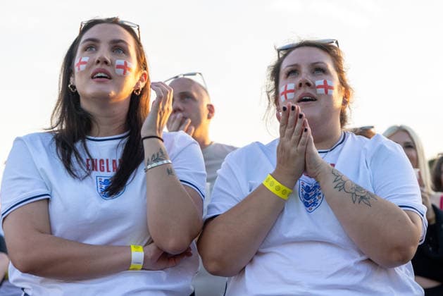 Public Viewing England - Argentinien in Torquay Torquay, England- 15.7.2026: Fußballfans aus Torquay reagieren während der ersten Halbzeit des Fussballspiels England gegen Argentinien bei der WM 2026 bei einem Public Viewing am Hafen von Torquay. England steht im Halbfinale der Weltmeisterschaft 2026 gegen Argentinien und kann zum zweiten Mal in seiner Geschichte nach 1966 Weltmeister im Männerfußball werden England