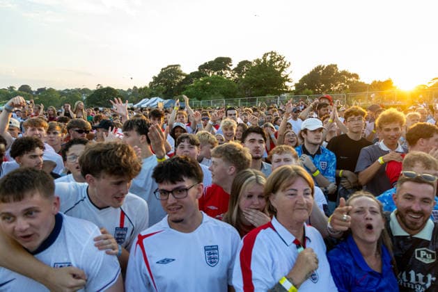 Public Viewing England - Argentinien in Torquay Torquay, England- 15.7.2026: Fußballfans aus Torquay reagieren während der ersten Halbzeit des Fussballspiels England gegen Argentinien bei der WM 2026 bei einem Public Viewing am Hafen von Torquay. England steht im Halbfinale der Weltmeisterschaft 2026 gegen Argentinien und kann zum zweiten Mal in seiner Geschichte nach 1966 Weltmeister im Männerfußball werden England