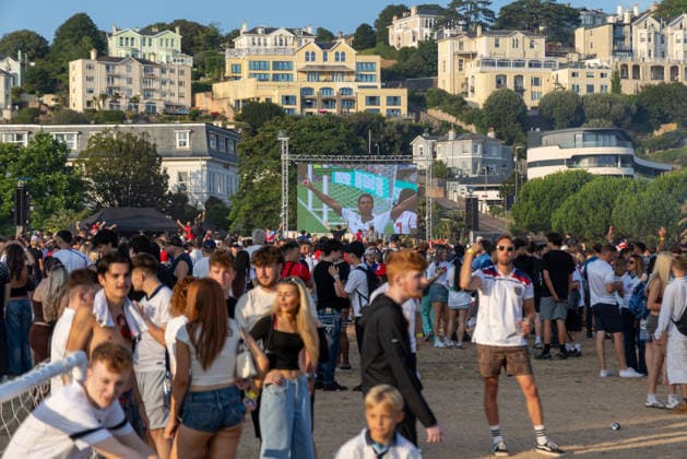 Public Viewing England - Argentinien in Torquay Torquay, England- 15.7.2026: Fußballfans aus Torquay bereiten sich bei einem Public Viewing am Hafen von Torquay auf das Fussballspiel England gegen Argentinien bei der WM 2026 heute abend vor. England steht im Halbfinale der Weltmeisterschaft 2026 gegen Argentinien und kann zum zweiten Mal in seiner Geschichte nach 1966 Weltmeister im Männerfußball werden England