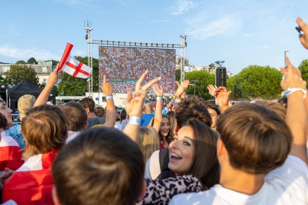 Public Viewing England - Argentinien in Torquay Torquay, England- 15.7.2026: Fußballfans aus Torquay bereiten sich bei einem Public Viewing am Hafen von Torquay auf das Fussballspiel England gegen Argentinien bei der WM 2026 heute abend vor. England steht im Halbfinale der Weltmeisterschaft 2026 gegen Argentinien und kann zum zweiten Mal in seiner Geschichte nach 1966 Weltmeister im Männerfußball werden England