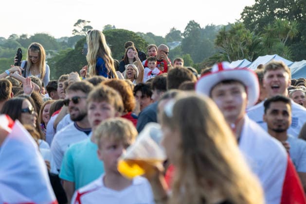 Public Viewing England - Argentinien in Torquay Torquay, England- 15.7.2026: Fußballfans aus Torquay bereiten sich bei einem Public Viewing am Hafen von Torquay auf das Fussballspiel England gegen Argentinien bei der WM 2026 heute abend vor. England steht im Halbfinale der Weltmeisterschaft 2026 gegen Argentinien und kann zum zweiten Mal in seiner Geschichte nach 1966 Weltmeister im Männerfußball werden England