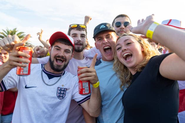 Public Viewing England - Argentinien in Torquay Torquay, England- 15.7.2026: Fußballfans aus Torquay bereiten sich bei einem Public Viewing am Hafen von Torquay auf das Fussballspiel England gegen Argentinien bei der WM 2026 heute abend vor. England steht im Halbfinale der Weltmeisterschaft 2026 gegen Argentinien und kann zum zweiten Mal in seiner Geschichte nach 1966 Weltmeister im Männerfußball werden England