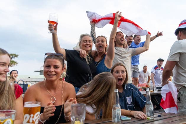 Public Viewing England - Argentinien in Torquay Torquay, England- 15.7.2026: Fußballfans aus Torquay feiern bei einem Public Viewing in einem Pub am Hafen von Torquay das 1:0 für England durch Anthony Gordon während des Fussballspiels England gegen Argentinien bei der WM 2026. England steht im Halbfinale der Weltmeisterschaft 2026 gegen Argentinien und kann zum zweiten Mal in seiner Geschichte nach 1966 Weltmeister im Männerfußball werden England