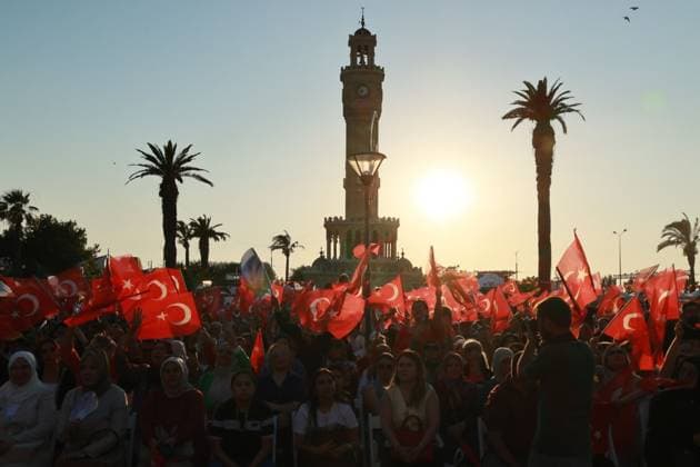 News Bilder des Tages Türkiye marks 10th anniversary of failed July 15 coup attempt in Ä°zmir Ä°ZMÄ°R, TÜRKÄ°YE JULY 15, 2026: Officials and members of the public gather in Konak Square during a ceremony marking the 10th anniversary of the failed July 15, 2016 coup attempt in Türkiye. The event was attended by Ä°zmir Governor Süleyman Elban, Garrison Commander Ä°rfan Özsert, political party representatives and members of parliament, and included commemorative speeches, public celebrations and the distribution of food and drinks. The 2016 coup attempt left 253 people dead and more than 2,000 injured, according to Turkish authorities. Ä°zmir Türkiye Copyright: x xTurgayxKÄ±lÄ±cx xJNAxPressx