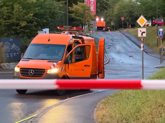 Flut im Taubental: Fans schauen trotz Hochwasser an der Rems wei, Eine Gewitterzelle flutete zwei Unterführungen im Taubental in Schwäbisch Gmünd. Während die Feuerwehr gemeinsam mit den Stadtwerken an der Lindenfirststraße blockierte Einlassrechen von Geäst befreite und die Straße wieder passierbar machten, bewiesen Fußballfans direkt an der hochwasserführenden Rems eiserne Nerven: Sie verfolgten das Spiel England gegen Argentinien völlig unbeeindruckt von den Wassermassen. Schwäbisch Gmünd Baden Württemberg Deutschland *** Flooding in the Taubental: Fans Watch the Game Despite Flooding Along the Rems—A thunderstorm cell flooded two underpasses in the Taubental in Schwäbisch Gmünd. While the fire department, together with the