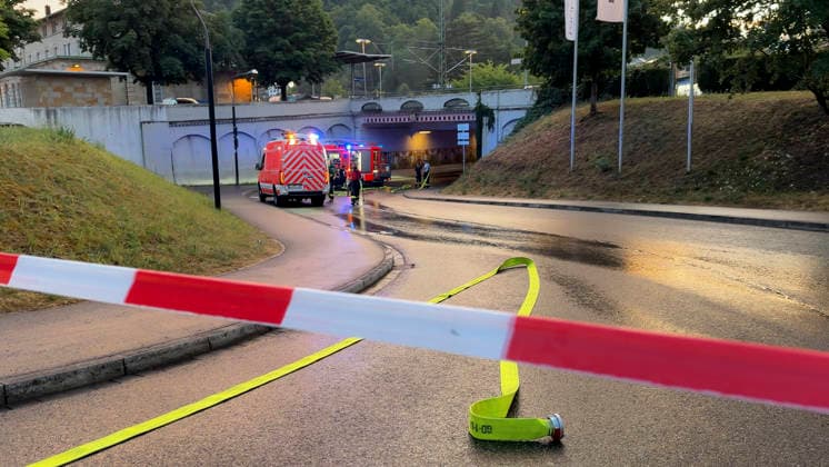 RECORD DATE NOT STATED Flut im Taubental: Fans schauen trotz Hochwasser an der Rems wei, Eine Gewitterzelle flutete zwei Unterführungen im Taubental in Schwäbisch Gmünd. Während die Feuerwehr gemeinsam mit den Stadtwerken an der Lindenfirststraße blockierte Einlassrechen von Geäst befreite und die Straße wieder passierbar machten, bewiesen Fußballfans direkt an der hochwasserführenden Rems eiserne Nerven: Sie verfolgten das Spiel England gegen Argentinien völlig unbeeindruckt von den Wassermassen. Schwäbisch Gmünd Baden Württemberg Deutschland *** Flooding in the Taubental: Fans Watch the Game Despite Flooding Along the Rems—A thunderstorm cell flooded two underpasses in the Taubental in Schwäbisch Gmünd. While the fire department, together with the