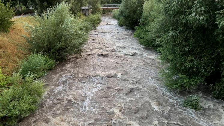 RECORD DATE NOT STATED Flut im Taubental: Fans schauen trotz Hochwasser an der Rems wei, Eine Gewitterzelle flutete zwei Unterführungen im Taubental in Schwäbisch Gmünd. Während die Feuerwehr gemeinsam mit den Stadtwerken an der Lindenfirststraße blockierte Einlassrechen von Geäst befreite und die Straße wieder passierbar machten, bewiesen Fußballfans direkt an der hochwasserführenden Rems eiserne Nerven: Sie verfolgten das Spiel England gegen Argentinien völlig unbeeindruckt von den Wassermassen. Schwäbisch Gmünd Baden Württemberg Deutschland *** Flooding in the Taubental: Fans Watch the Game Despite Flooding Along the Rems—A thunderstorm cell flooded two underpasses in the Taubental in Schwäbisch Gmünd. While the fire department, together with the