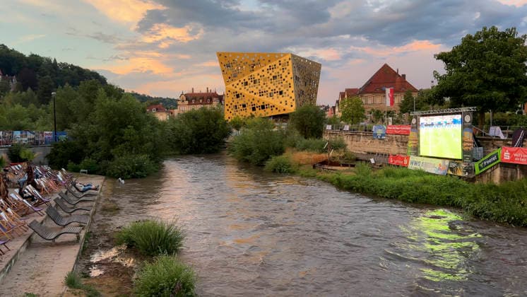 RECORD DATE NOT STATED Flut im Taubental: Fans schauen trotz Hochwasser an der Rems wei, Eine Gewitterzelle flutete zwei Unterführungen im Taubental in Schwäbisch Gmünd. Während die Feuerwehr gemeinsam mit den Stadtwerken an der Lindenfirststraße blockierte Einlassrechen von Geäst befreite und die Straße wieder passierbar machten, bewiesen Fußballfans direkt an der hochwasserführenden Rems eiserne Nerven: Sie verfolgten das Spiel England gegen Argentinien völlig unbeeindruckt von den Wassermassen. Schwäbisch Gmünd Baden Württemberg Deutschland *** Flooding in the Taubental: Fans Watch the Game Despite Flooding Along the Rems—A thunderstorm cell flooded two underpasses in the Taubental in Schwäbisch Gmünd. While the fire department, together with the