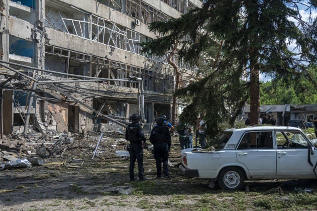 News Themen der Woche KW29 Russian guided bomb strike damages industrial zone in Kharkiv KHARKIV, UKRAINE - JULY 15: The aftermath of a strike by a Russian guided aerial bomb is seen in an industrial zone in Kharkiv, Ukraine, on July 15, 2026. The attack caused severe damage to industrial buildings housing woodworking, footwear and clothing manufacturing facilities, as well as other civilian enterprises. Seven vehicles parked near the impact site were also damaged. According to local authorities, eight civilians were injured in the strike. Men aged 44, 49, 50 and 57, along with women aged 31, 51 and 60, were hospitalized with injuries of varying severity. A 51-year-old man who suffered cuts from shattered glass received medical treatment at the scene. Serhii Masin  Copyright: x2026xAnadoluxSerhiixMasinx