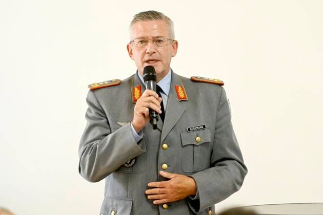Operationsplan Deutschland: Veranstaltung an der Universität Witten Herdecke in Witten ** NUR FÜR REDAKTIONELLE ZWECKE ** EDITORIAL USE ONLY **<p>Generalleutnant Andre Bodemann klärt auf über die geopolitische und militärische Gegenwart und Zukunft von Deutschland. Operationsplan Deutschland: Veranstaltung am 15. Juli 2026 im großen Saal der Universität Witten Herdecke an der Alfred-Herrhausen-Straße in Witten. -- Deutschland NRW Witten Copyright: JürgenxTheobald *** Operation Plan Germany Event at Witten-Herdecke University in Witten ** FOR EDITORIAL PURPOSES ONLY ** EDITORIAL USE ONLY ** p Lieutenant General Andre Bodemann discusses Germany’s current and future geopolitical and military situation. Operation Plan Germany ev Copyright: JürgenxTheobald doc86qdpxfkngmz88hr1hsq ,EDITORIAL USE ONLY