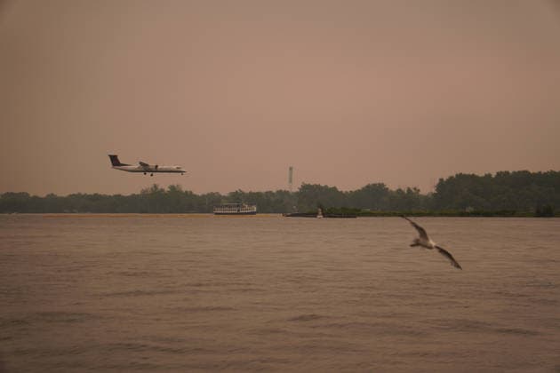Weather Conditions In Toronto A flight lands at Billy Bishop Airport as wildfire smoke creates hazy conditions across the city in Toronto, Ontario, Canada, on July 15, 2026. Toronto Canada  Copyright: xArrushxChoprax originalFilename: chopra-notitle260715_npVMC.jpg